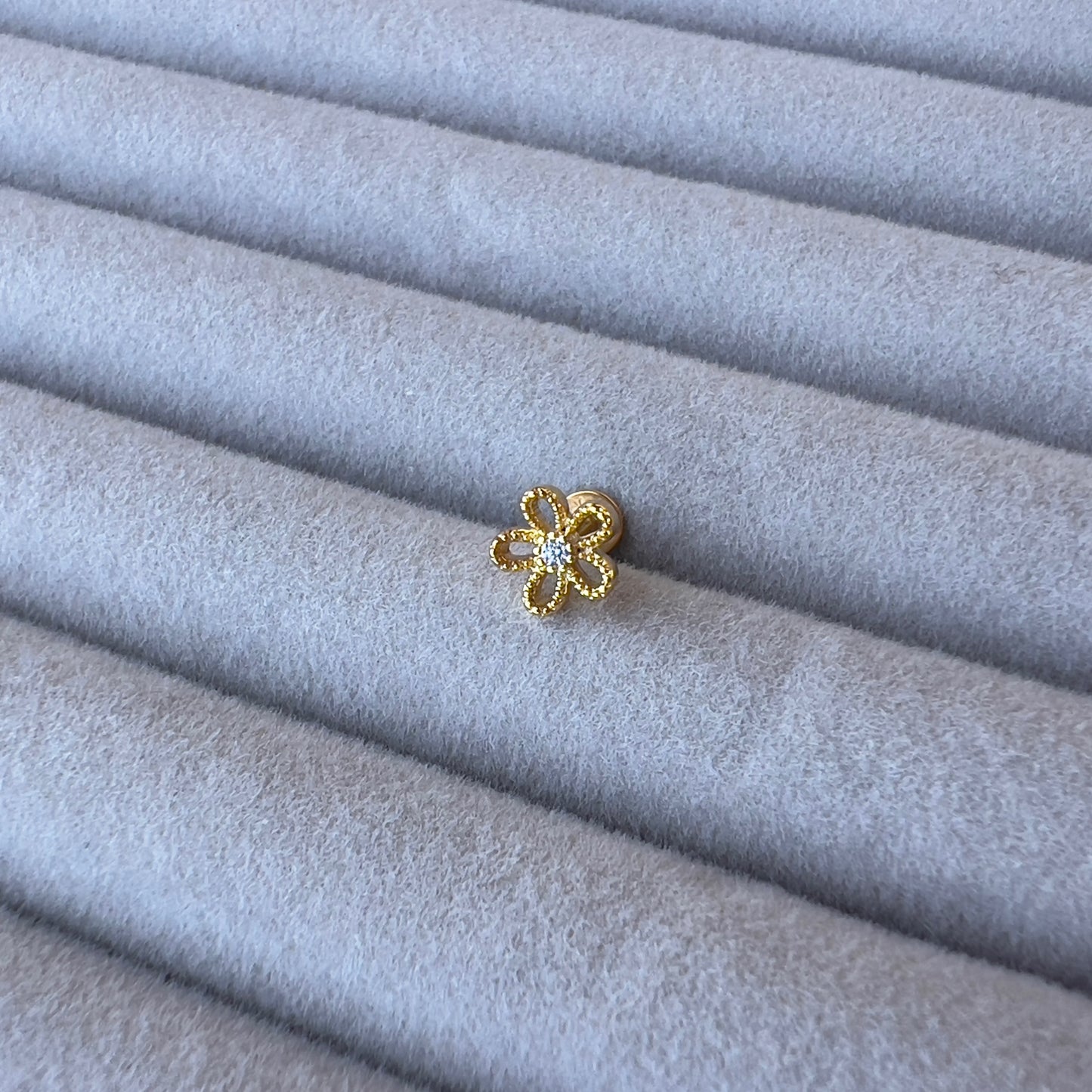 Flower Middle Zircon Flat Ear Piercing