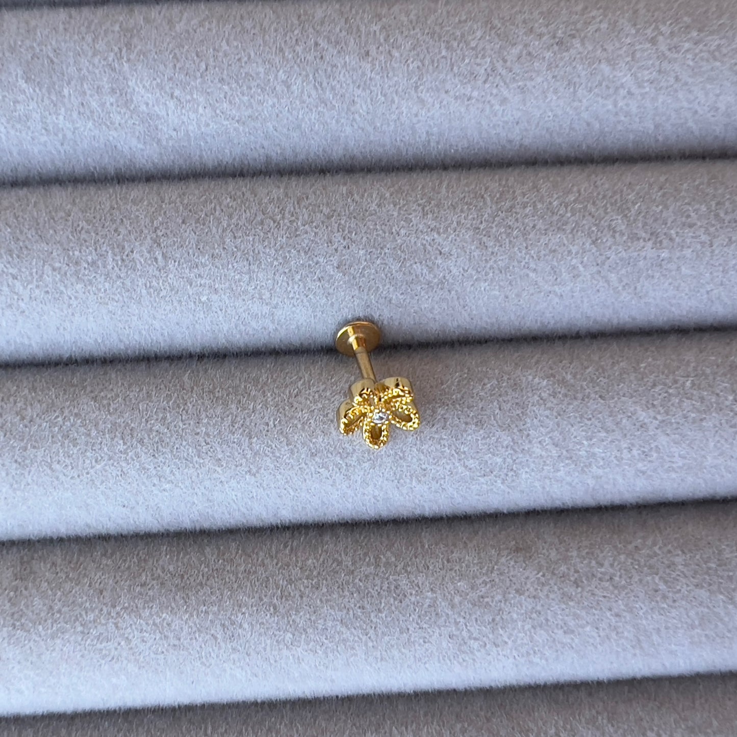 Flower Middle Zircon Flat Ear Piercing