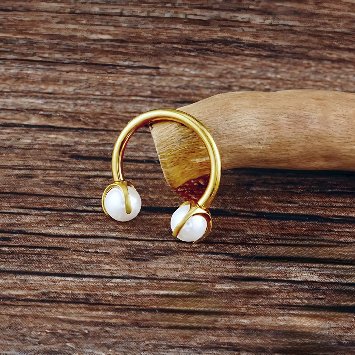 Horse Shoe Pearl Screw Piercing